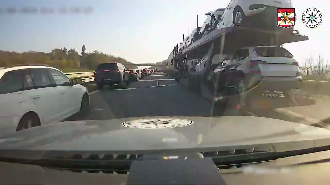 POLICISTÉ KOLONOU DOPROVODILI LÉKAŘE SPĚCHAJÍCÍHO NA OPERACI