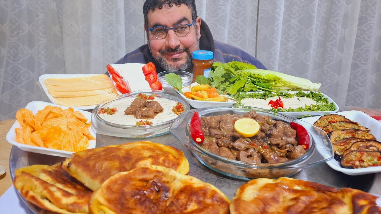 الاكيل صينية كبدة جاموسي وحواوشي سندوتش كبدة بابا غنوج وطحينة قشطة ومربي مخبوزات جبنة رومي جبنة