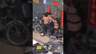 公公把儿媳睡了儿子打老爸，老爸护儿媳，老妈打儿媳