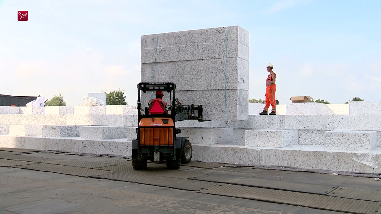 Duinen van piepschuim op parkeergarage in Almere Duin