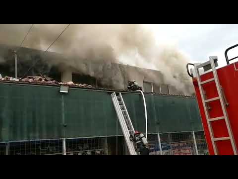 Incendiu violent în zona depozitelor din Tulcea. Zeci de pompieri intervin. Este degajare mare de fu