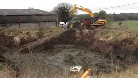 RCD Hoare loading dung from pit.
