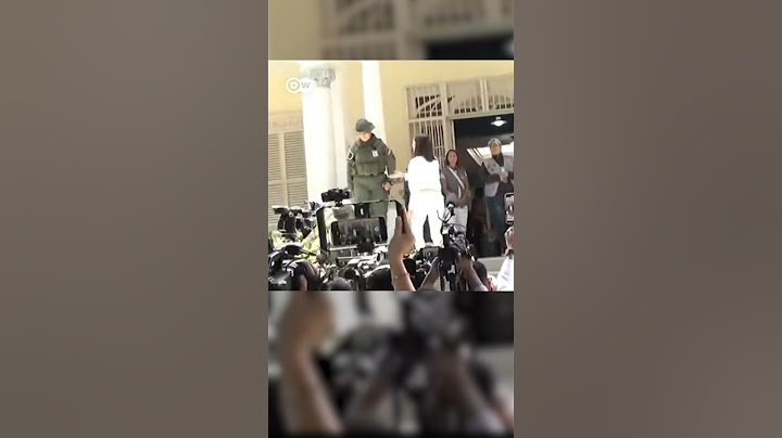 El momento en el que militar venezolana niega el saludo a María Corina Machado cuando va a votar