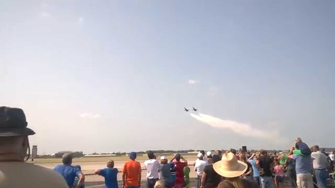 Blue Angels low and slow pass Kansas City airshow 2015. YouTube