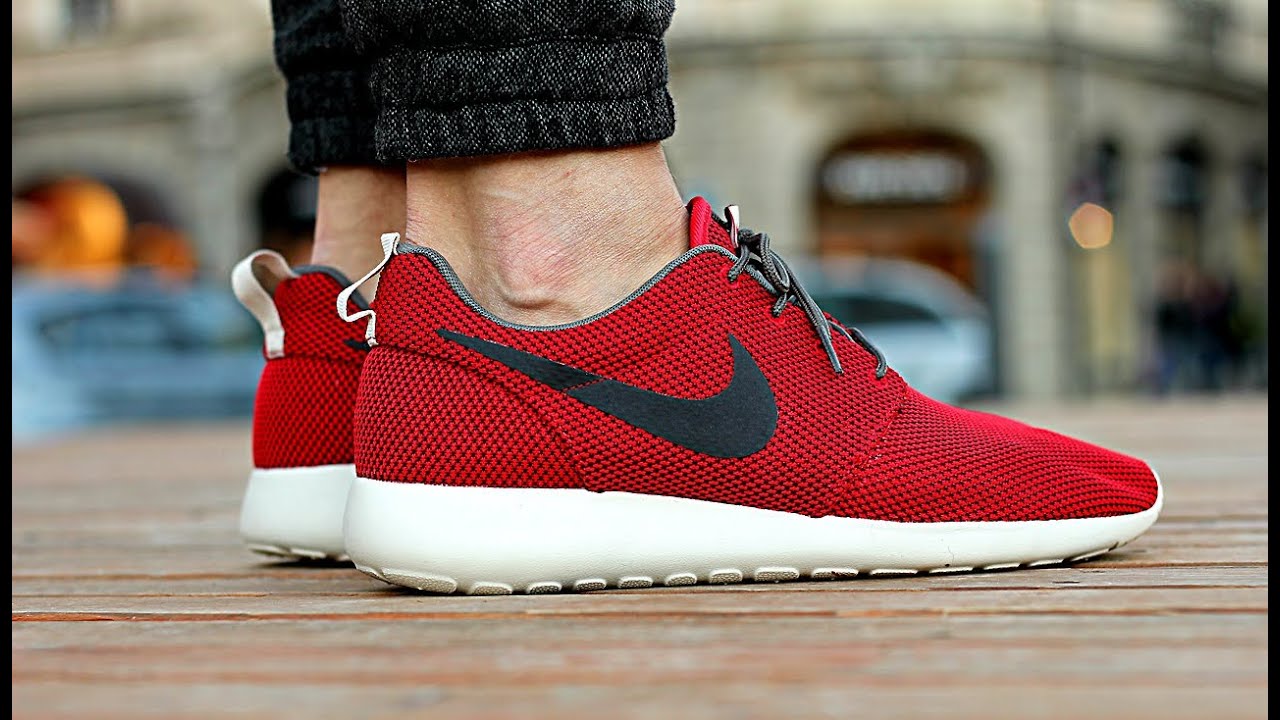 red nike roshe runs