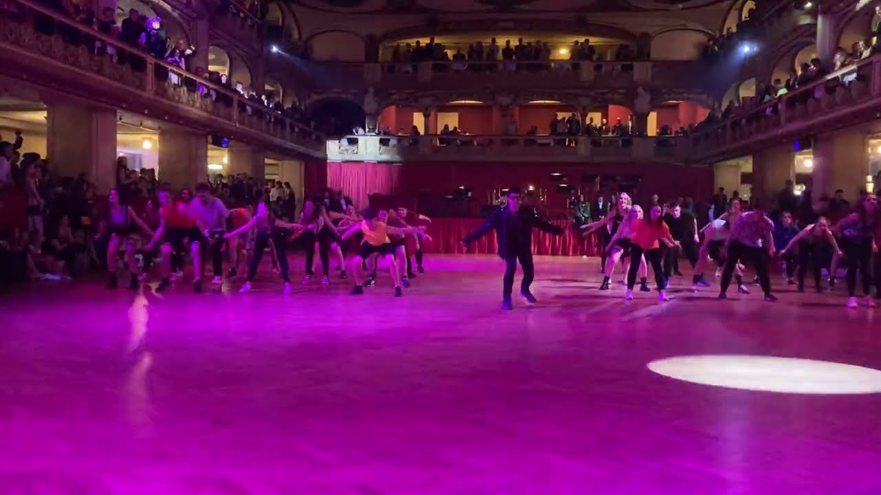 Maturitní ples Gymnázia Omská 2022 - vystoupení OKTÁVY A