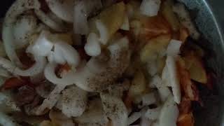 Самые простые рецепты Наш скромный обед Хрустящая жареная картошка, салаты, суп с фрикадельками