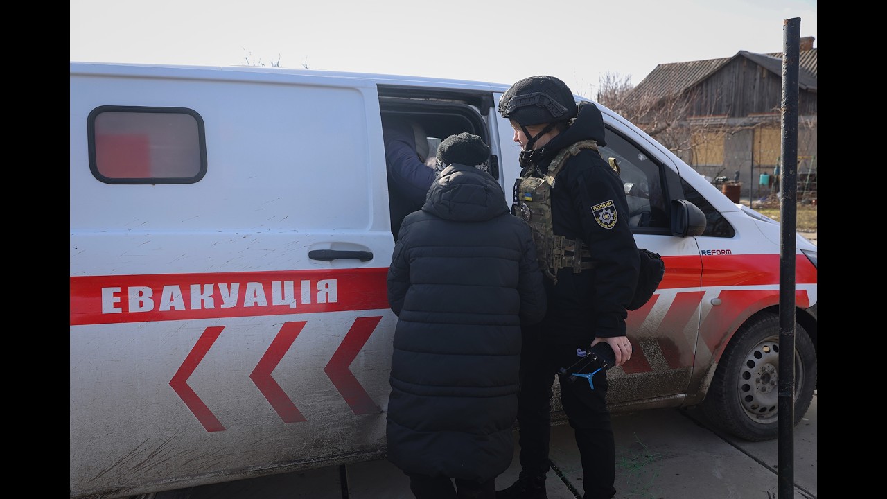 Поліцейські разом із волонтерами евакуювали 12 мешканців прифронтових сіл
