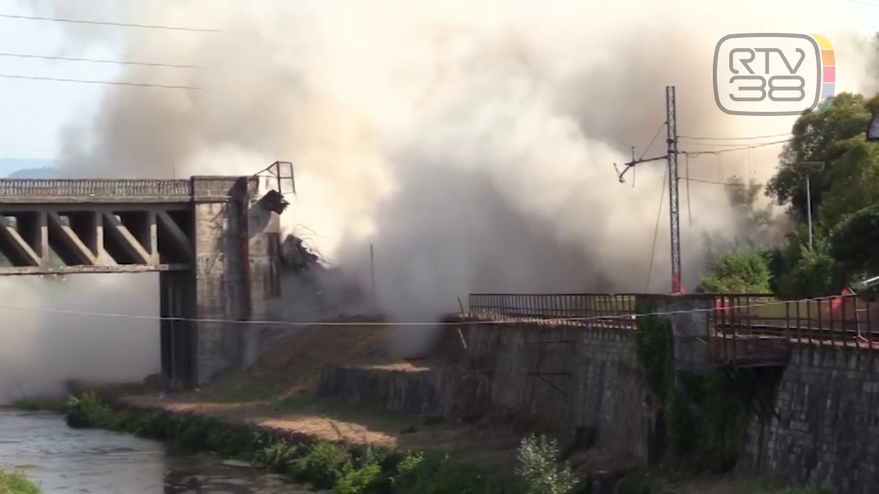 DEMOLITO IL PONTE "PERICOLANTE"