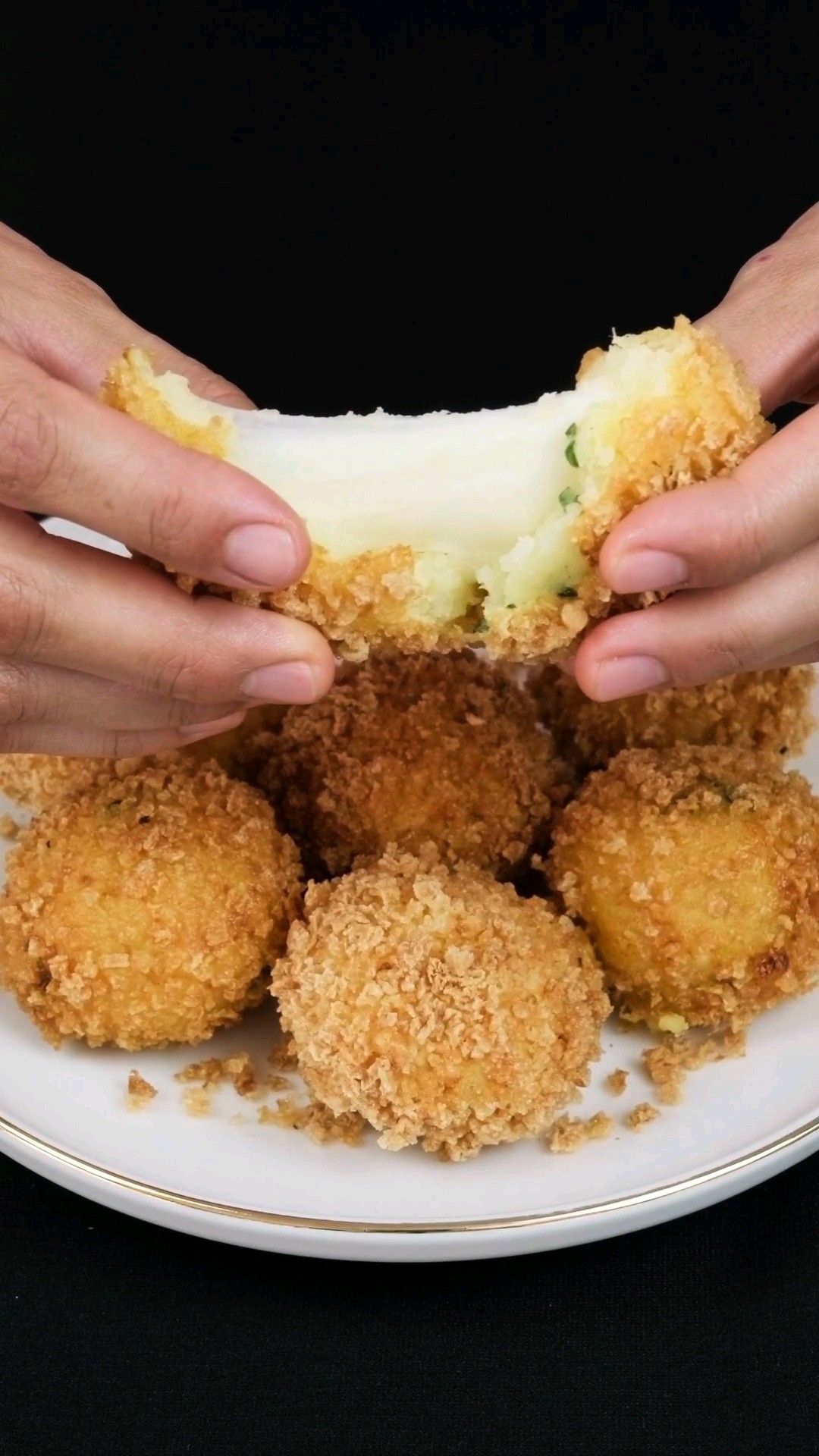 Leckere Kartoffelbällchen! Außen knusprig und innen weich mit Käse ...