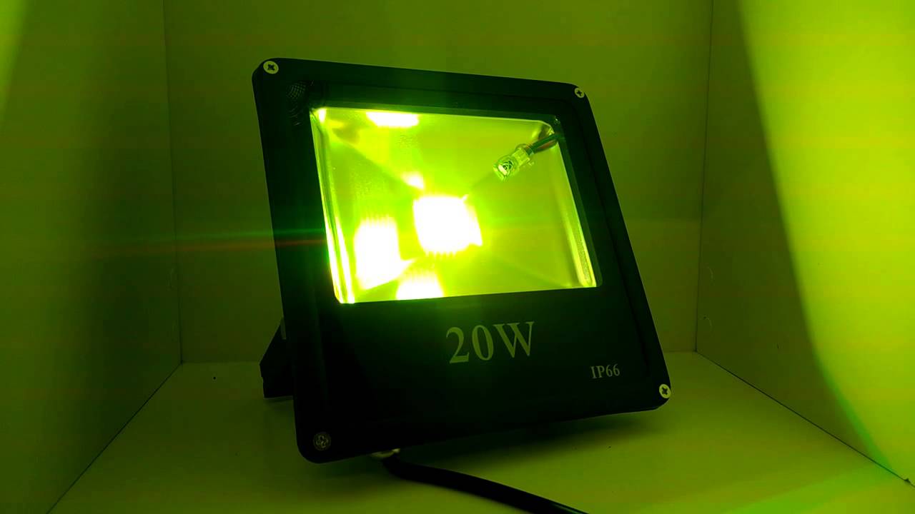 4 modos 16 colores Luz de seguridad FROADP 50W RGB Proyector de luz LED para cambiar de color con reflector a control remoto IP66 a prueba de agua sin enchufe 