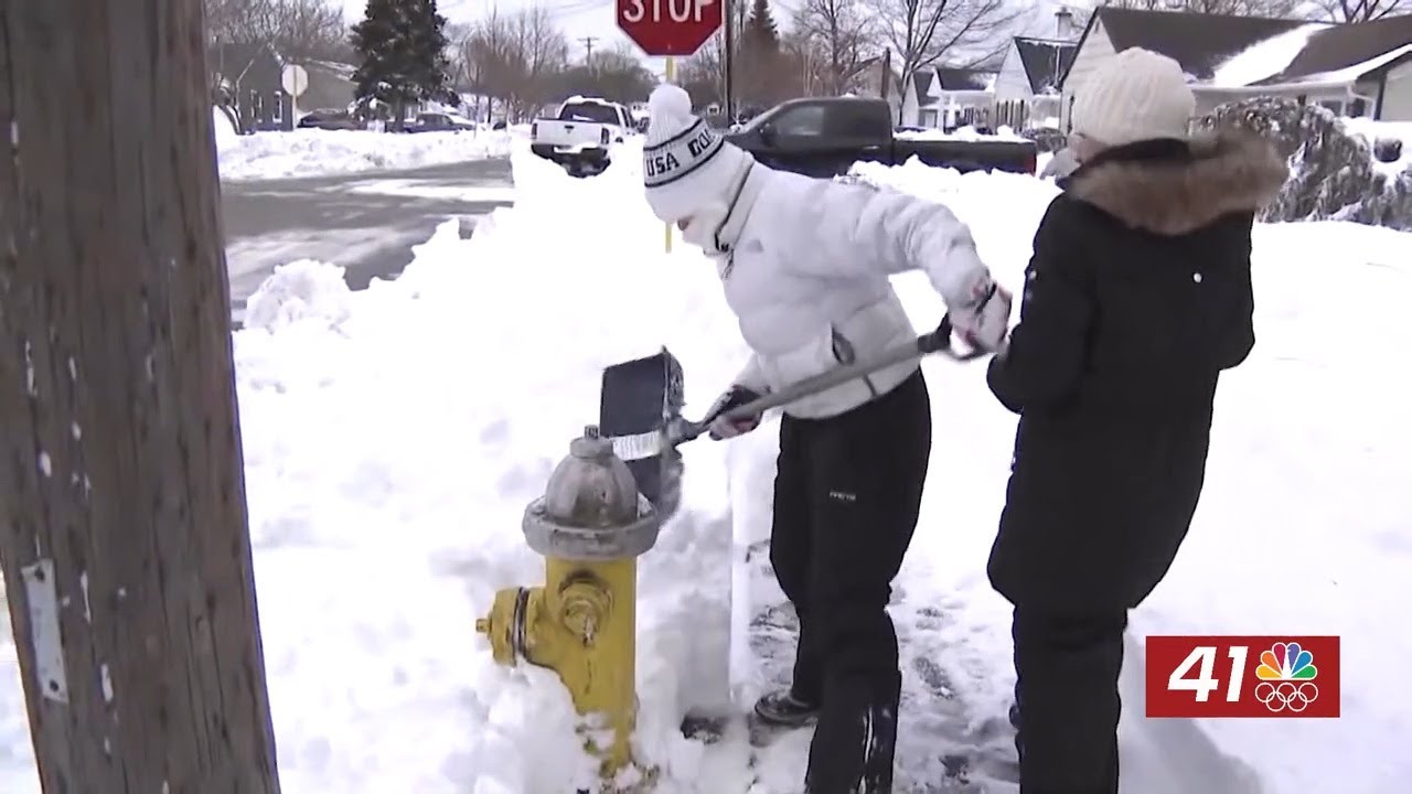 Bomb cyclone blizzard leaves thousands without power, cancels 10,000 flights in Northeast