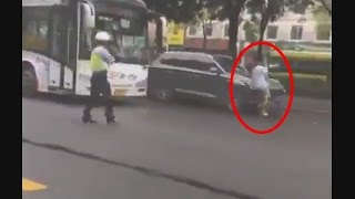 HOMBRE FINGE SER ATROPELLADO Y RECIBE SU MERECIDO HOMBRE FINGE SER ATROPELLADO Y RECIBE SU MERECIDO