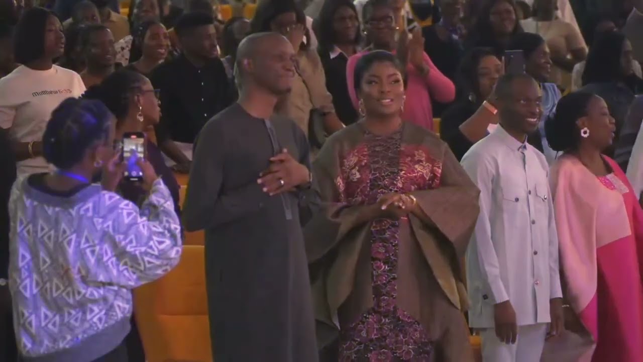 БУКОЛА БЕКЕС НА ДНЕ БЛАГОДАРЕНИЯ ПАСТОРА СТИВА ОГА