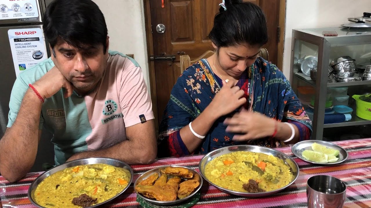 খিচুড়ি স্বাদ না হলেও বলতে হবে খুব স্বাদ 😍eating show with  // eating vegetable khichuri and chatnee