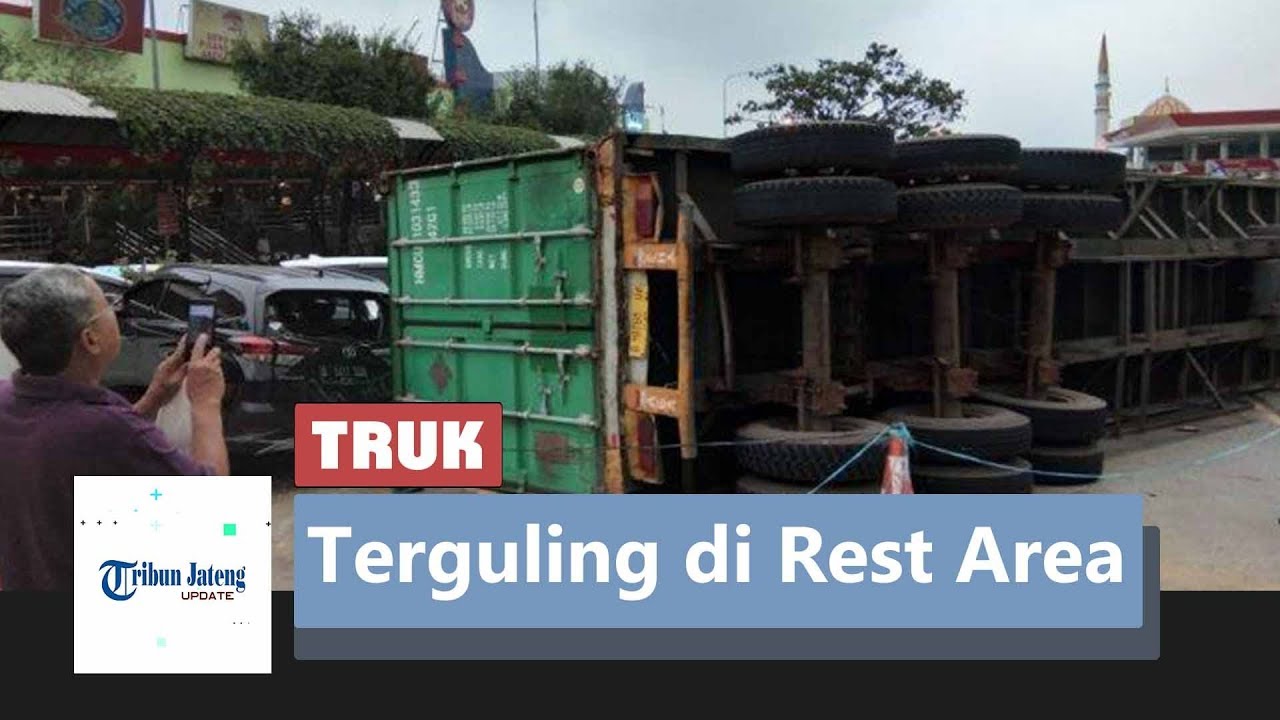 Truk Kontainer Terguling Tabrak 7 Mobil di Rest Area Tol Cipularang