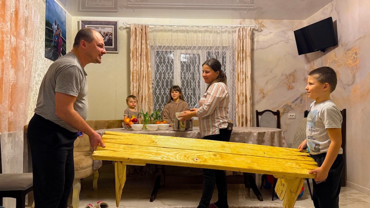 Simple Village Life in the Carpathians 🌲 Handmade Bench, Banosh & Family Evening by the Fire