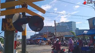 Pasar Ekstrim Samping Perlintasan Kereta Api KRL Stasiun Pesing Jakarta Barat
