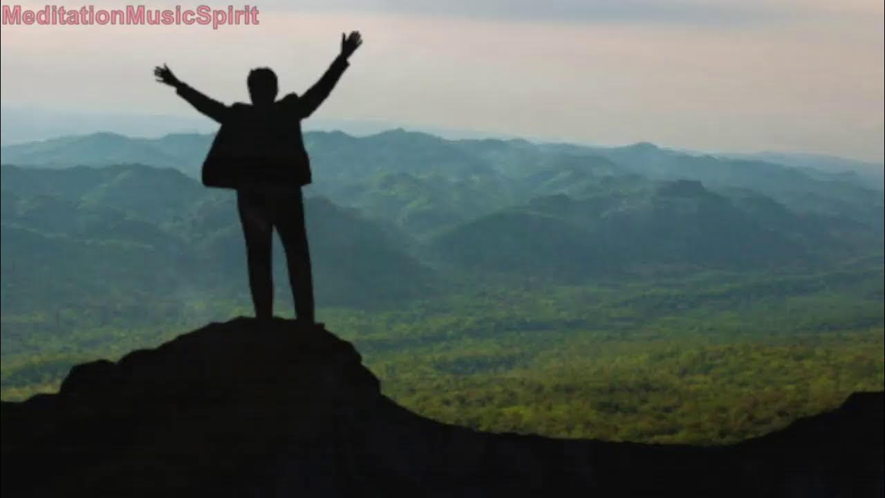 Stand in. Желтая полоса на дороге. Человек на вершине горы силуэт. Спина человека. Человек идет по дороге.