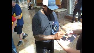 Nigel Benn signs autographs for The SI KING  6-12-26