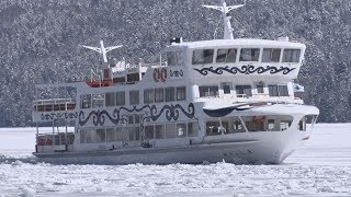 マリモの阿寒湖で氷割り 遊覧船、春の航路づくり