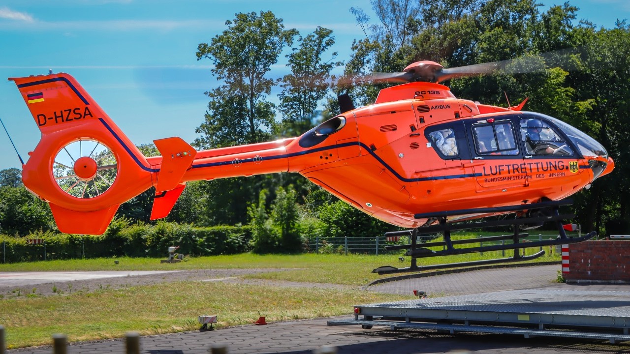 GERMAN AIR AMBULANCE | Christoph 9 - Alarm Startup, Lift + Landing | BG Klinikum Duisburg