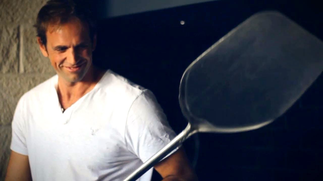 Kásás Tamás pizzalapáttal - éttermet nyitott, ilyen lett