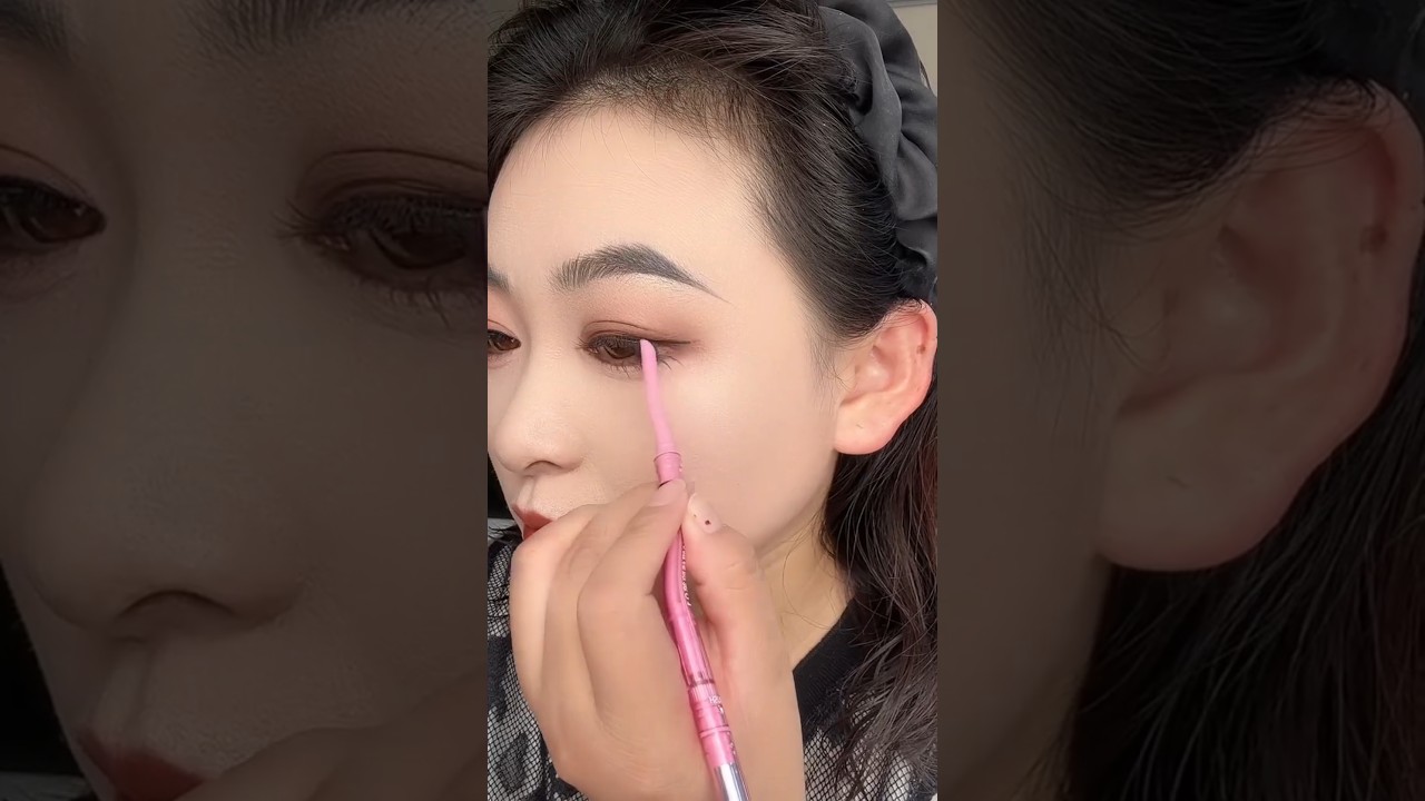 Quick eyeliner trick, eyeliner tutorial, makeup hack #beauty #makeup #makeuptutorial #viral #shorts