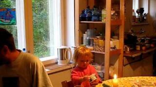 20090917 Iiris und Papa frühstücken
