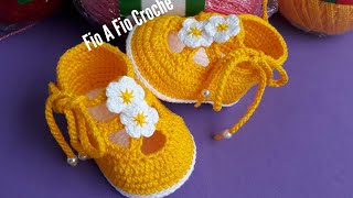 Sapatinho de crochÃª Sol - tamanho 9cm