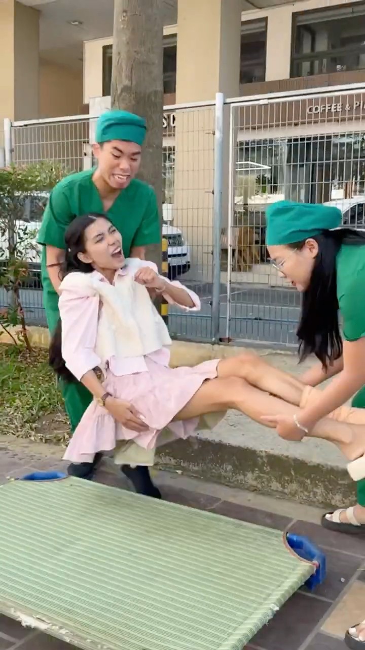 LNS - Bác sĩ tập sự và bệnh nhân || Novice doctor and poor patient #shorts