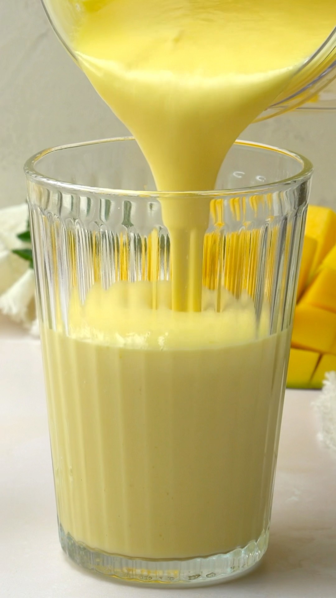 Mango-Lassi 🥭 #EinfachTasty #MangoLassi #Sommergetränk #JoghurtDrink # ...