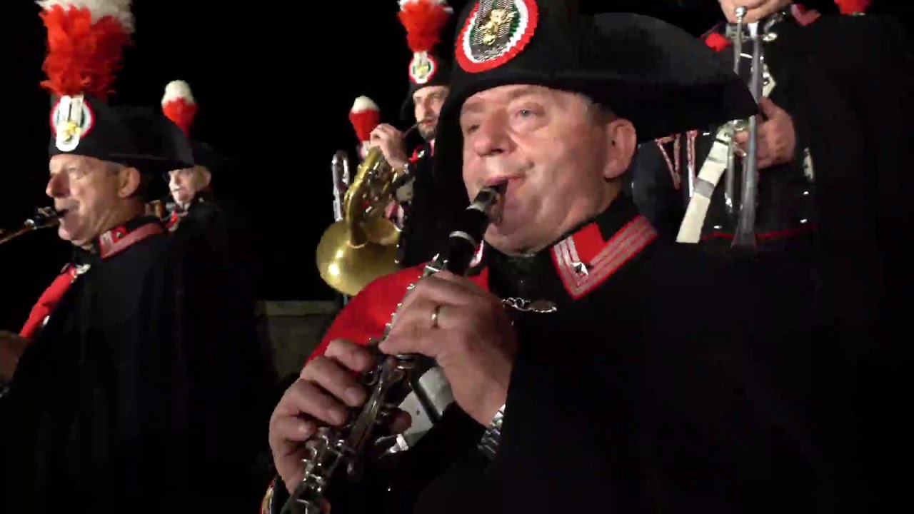 Roma: dal Giardino degli Aranci, la Banda dell'Arma vi augura Buone Feste.