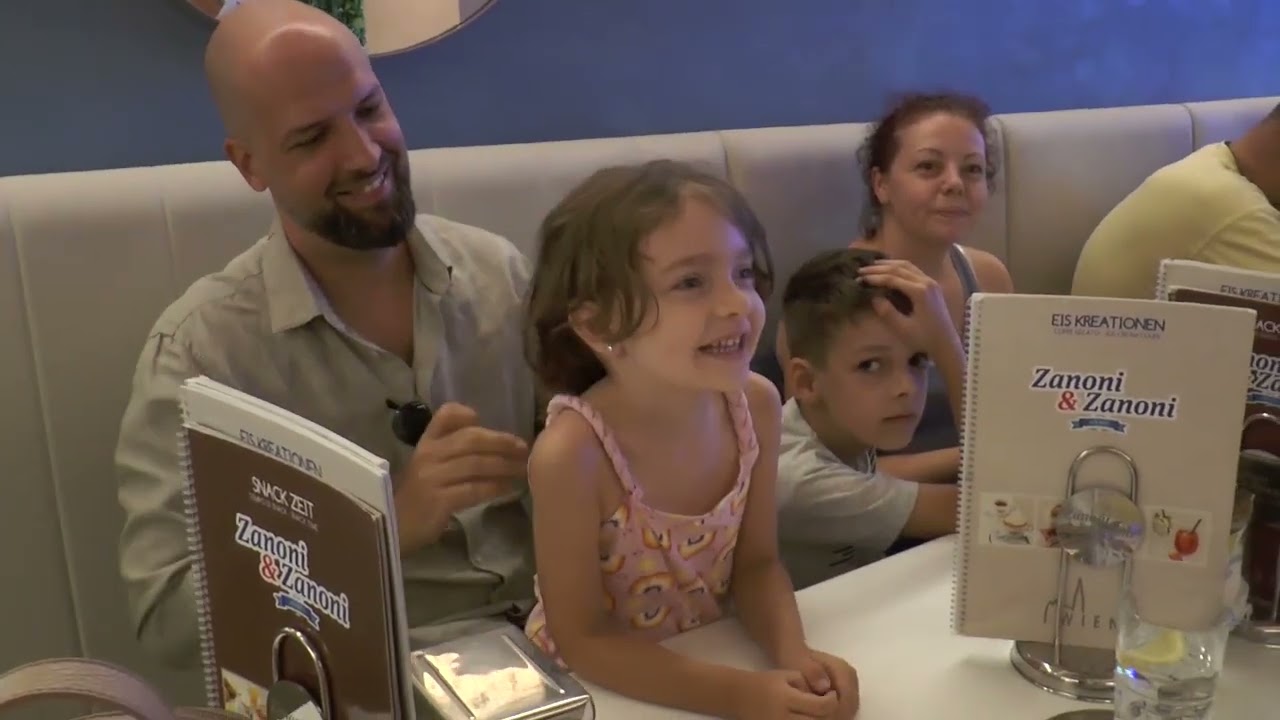 Wien - Lugeck | Boxerin mit Herz und Zanoni Zanoni verwöhnen Kinder mit Eis