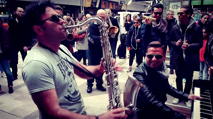 Un piano nella stazione di Montparnasse a Parigi-M...