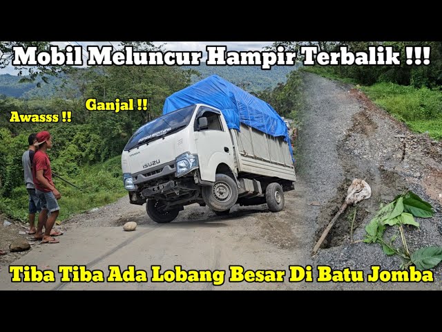 Tiba Tiba Muncul Lobang Besar || Mobil Meluncur Hampir Terbalik Di Batu Jomba class=