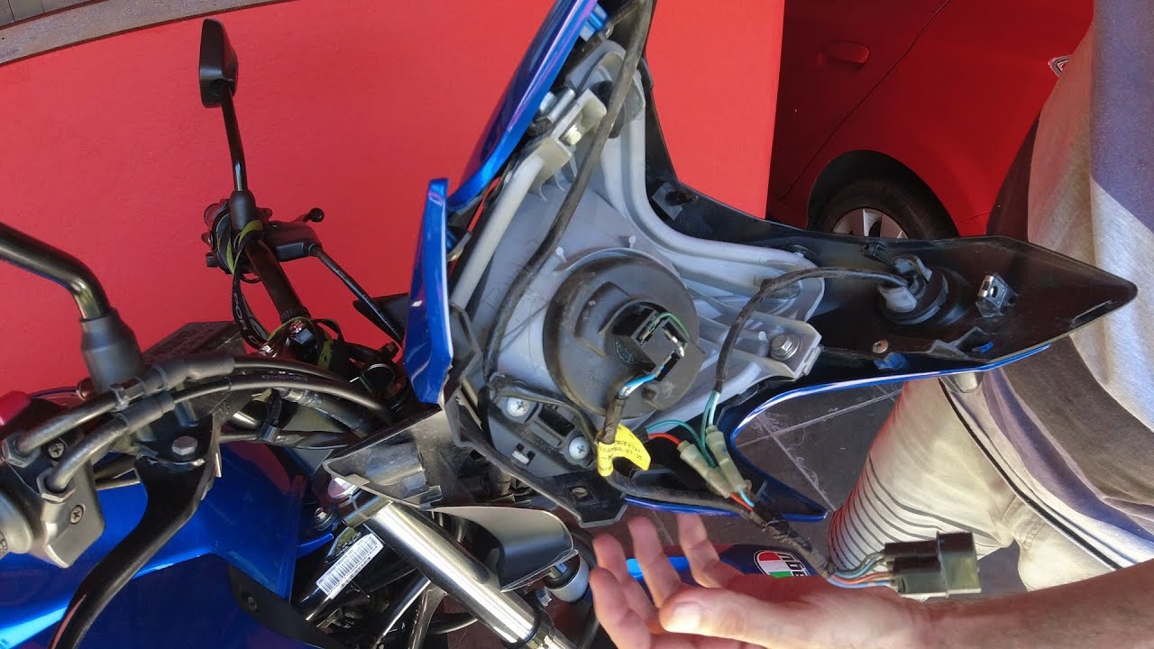 Como Trocar a Carenagem do farol Honda Cb250f Twister Parte 01