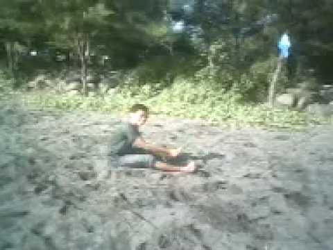 anak  anak  basel bermain di  pantai  slamaran pekalongan 