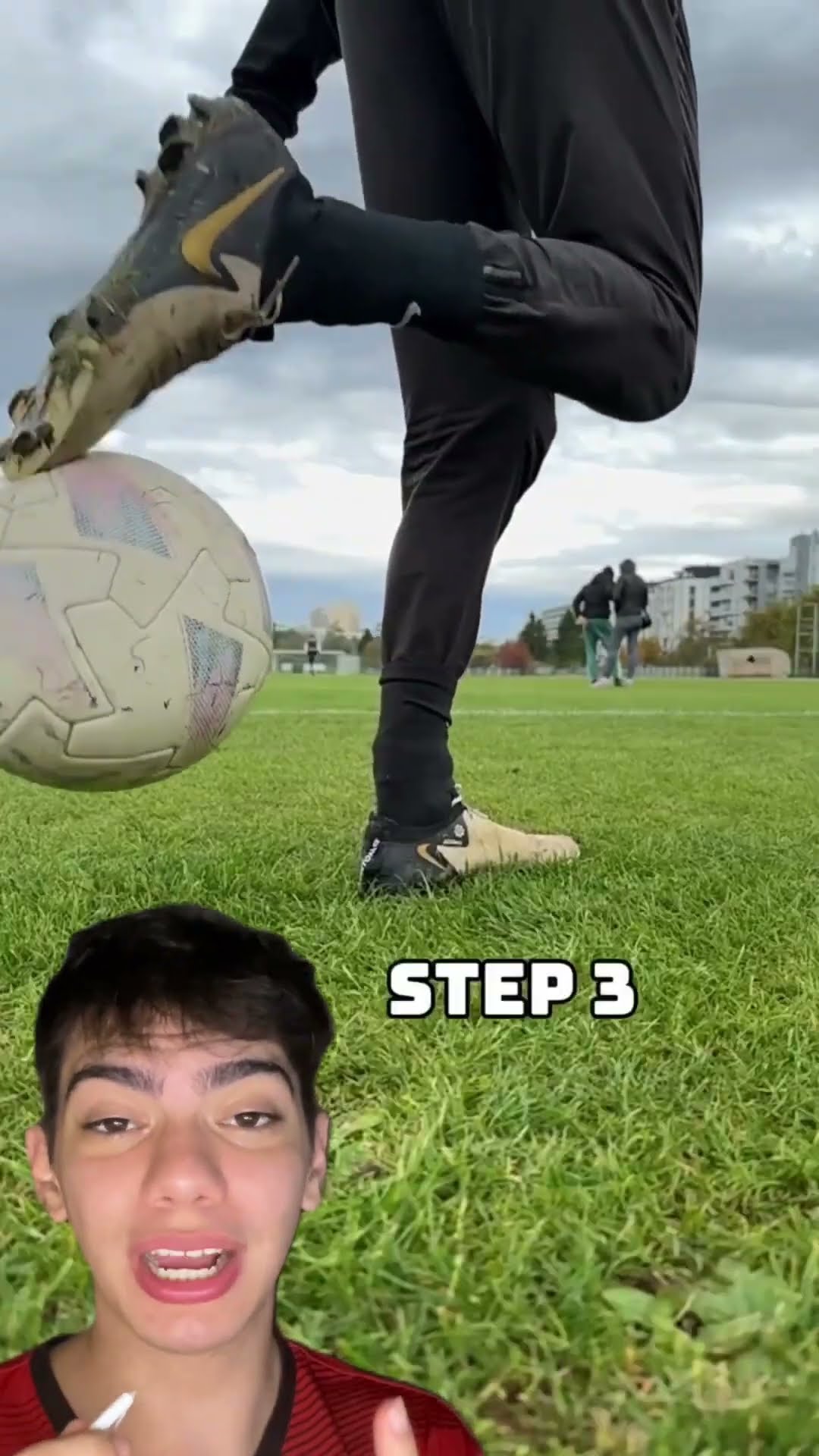 Tira a bola do chão com estilo! ⚽ Pegue, chute no chão e use o calcanhar! #futebol ?