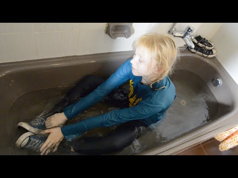 Wetlook - Kelevra in bathtub with azure converse, jeans and sweater.