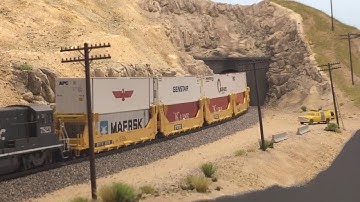 Fallen Flags in HO - Southern Pacific works hard up Tehachapi Pass [HD]