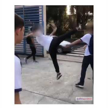 Apanhava muito na escola-Por isso comecei a fazer karatê-Agora apanho na escola e no karatê 🤣#memes