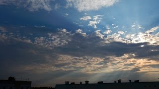 Таймлапс неба, солнечные лучи, облака (time-lapse sky, sunrays, clouds)