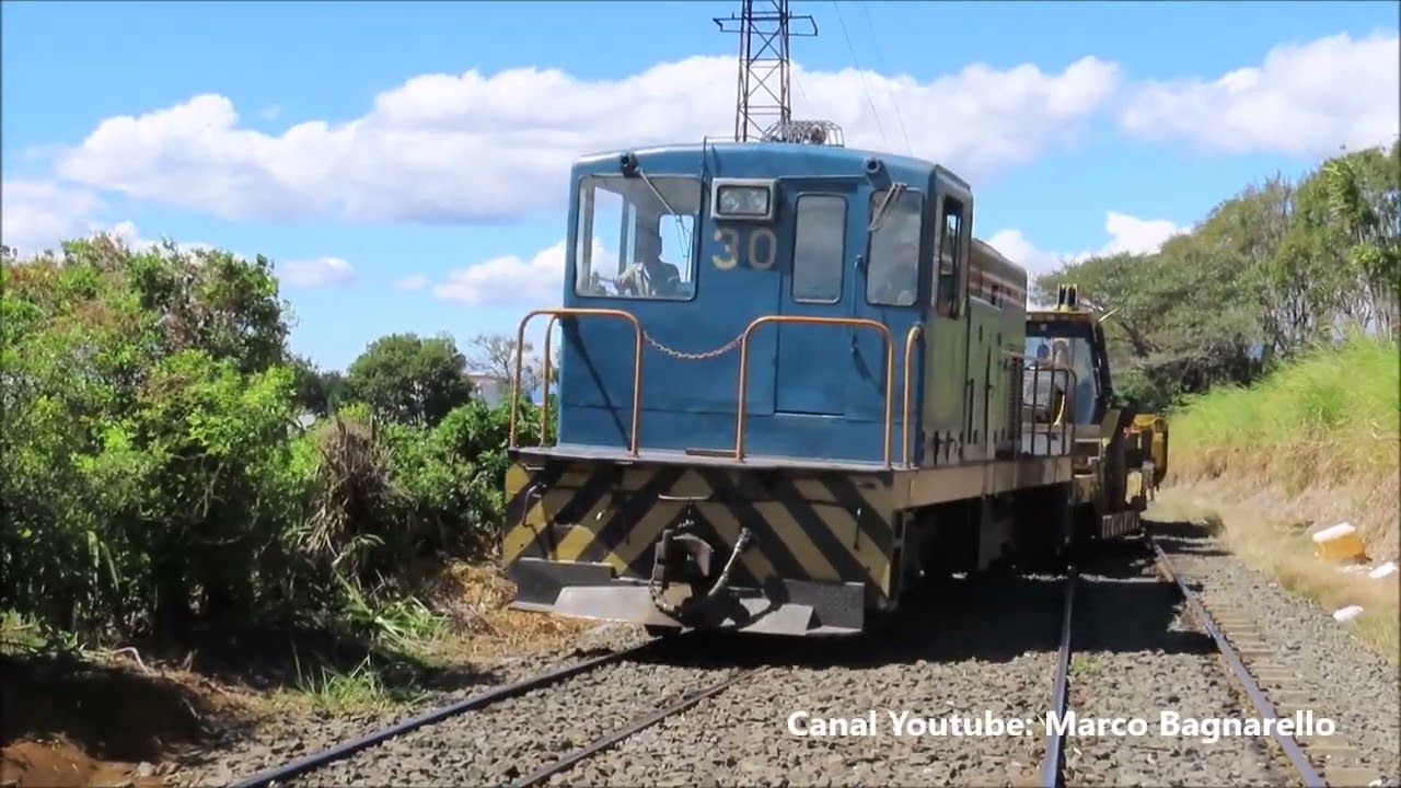 Tren de trabajo con locomotora 30 del INCOFER pasando San Pablo de Heredia - Work train