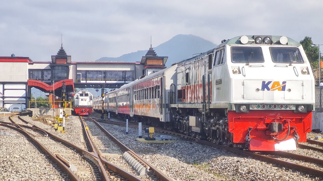 Pantesan Kereta Lokal Garut Berhenti Hampir Setengah Jam Karena Disusul KA Tambahan.