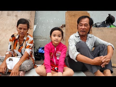 Video Bé gái xinh đẹp bị mẹ bỏ rơi phải theo ông bà ngoại... - youtube