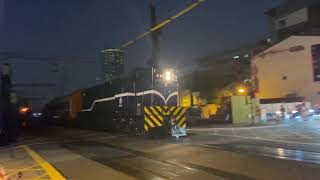 2020/11/26 7201次短編貨運列車 台南青年路平交道通過 本務海軍藍R40