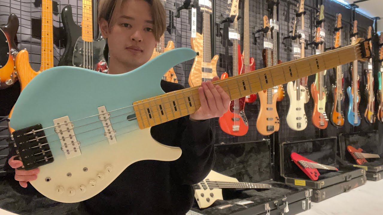 This headless bass with the sound of a vintage jazz bass is