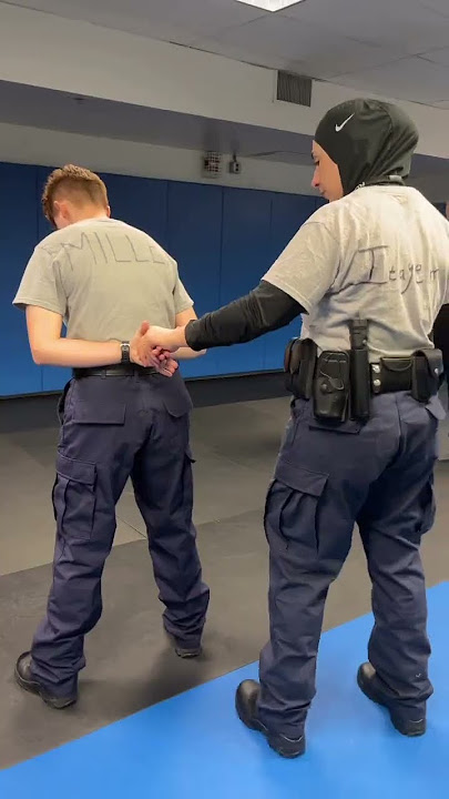 Handcuffing is harder than it looks π
#Dayinthelife #police #academylife