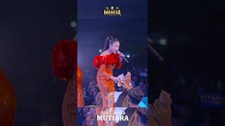 AYU CANTIKA - MUTIARA sudah tayang Ytc MAHESA Official #mahesamusic #dangdutkoplo
Title : Mutiara
Singer : Ayu Cantika
Songwriter : Guspa Diana
Arranger : Mahesa Music
Lirik ♫
Engkaukah mutiara itu
Rela kuselami di laut biru
Tingkahmu bagai purnama
Paras bertaburkan cahaya
Mantra apakah yang kau berikan
Sehingga bayangmu menghantui
Selalu terbayang angan
Di setiap mimpi malam
Selalu terbayang angan
Menjadi igauan
Dari ujung kuku
Hingga ujung rambutku
Mengapa di hati ini lain terasa
Meski ku tak kenal
Siapa namamu
Sungguh damai hati ini bila bersama
Chorus (Reff):
Adakah kenyamanan di hatimu
Di saat kau melirik dan memandangku
Adakah serat rasa cinta fatamorgana
Sepercik ketukan jiwa
Ilusi apakah yang telah kuraih
Senyum manis khayalan yang tak pasti
Terkadang engkau datang
Sekejap hilang lagi
Bagaikan mimpi di siang hari
Hanya bunga mimpi
Penghibur diri
Lighting : Shine Lighting
Audio : Sagara Super Sound
Video : 19 Production
Musisi MAHESA :
Kendang : Faris MAHESA
Bass : Yetno MAHESA
Gitar melody : Ronnies MAHESA
Ritem : Faiz MAHESA
Kyboard 1 : Acik MAHESA
Kyboard 2 : Acep MAHESA
Tamborin : Bogel MAHESA
Suling : Unyil MAHESA
Pimpinan : Abah GERRY MAHESA
Follow Instagram MAHESA Music : https://www.instagram.com/mahesa_music_real
Follow Tiktok MAHESA Music : https://www.tiktok.com/@mahesa_music_real
Jangan lupa dukung channel ini terus dengan subscribe ,share, like dan comment serta hidupkan juga ikon lonceng untuk pemberitahuan video cover terbaru dari channel kami
#MahesaOfficial
#GerryMahesa
#MahesaMusic AYU CANTIKA - MUTIARA sudah tayang Ytc MAHESA Official #mahesamusic #dangdutkoplo